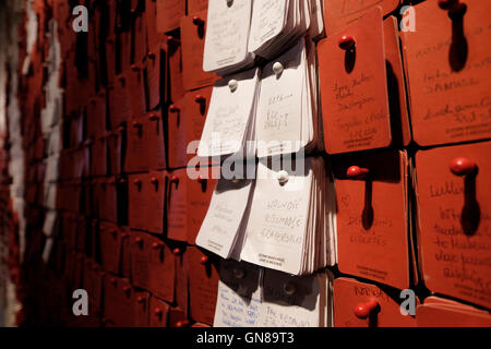 Una parete di carta in cui i visitatori possono scrivere i loro pensieri e aggiungere alla raccolta di note all'interno della solidarietà europea centro un museo e biblioteca dedicata alla storia della solidarietà, il sindacato unione civile e di un movimento di resistenza e di altri movimenti di opposizione di comunista in Europa orientale si trova nella città di Danzica Polonia settentrionale Foto Stock