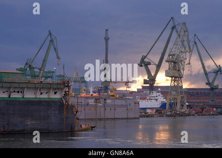 Vista di enormi gru di cantiere nella città di Danzica Polonia settentrionale Foto Stock