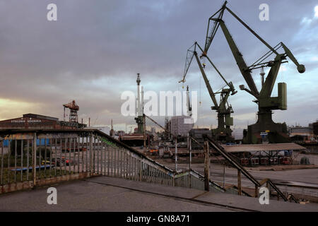 Vista di enormi gru di cantiere nella città di Danzica Polonia settentrionale Foto Stock