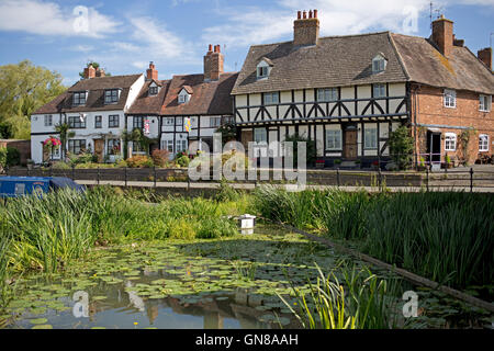 Xvi secolo in bianco e nero graticcio riverside cottages Mill Street Tewkesbury Regno Unito Foto Stock