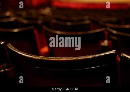 Schiene di indossato fila di posti in platea di un vecchio teatro di stile Foto Stock