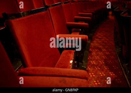 Fila di posti in platea di un vecchio teatro di stile Foto Stock