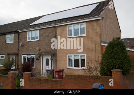 Pannelli solari sul tetto di un fine terrazza proprietà su un alloggiamento estate su nuvoloso giorno Liverpool Merseyside Regno Unito Foto Stock