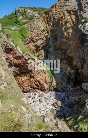 Il diavolo il foro sul canale isola di Jersey. Un foro di sfiato sul jersey costa. Foto Stock