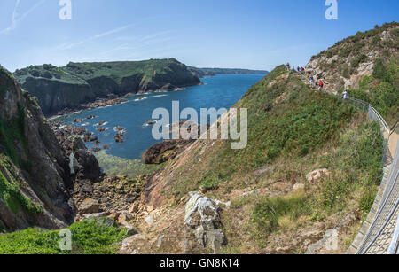 Il diavolo il foro sul canale isola di Jersey. Un foro di sfiato sul jersey costa. Foto Stock