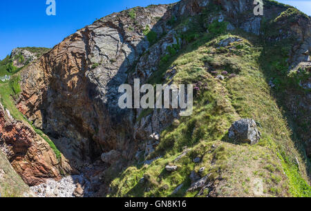 Il diavolo il foro sul canale isola di Jersey. Un foro di sfiato sul jersey costa. Foto Stock