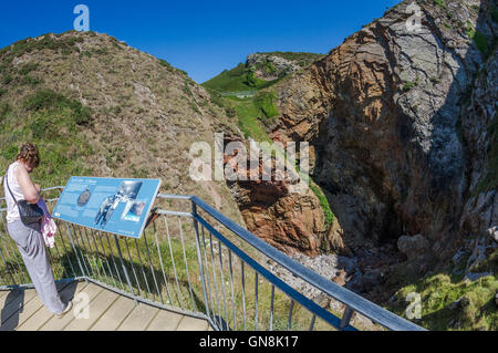 Il diavolo il foro sul canale isola di Jersey. Un foro di sfiato sul jersey costa. Foto Stock