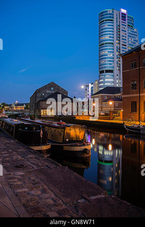 Bridgewater Place, Leeds dal lato del canale a Granary Wharf. Inizio serata con la luna appena salita verso la torre Foto Stock