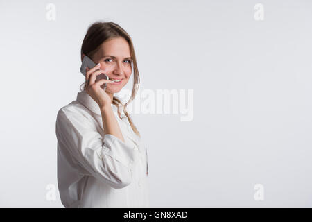 Medico donna parlando al telefono cellulare isolato su sfondo bianco Foto Stock