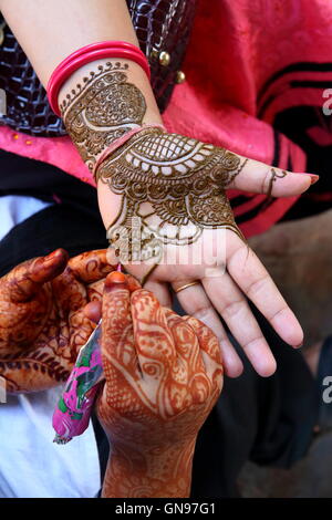 Processo di disegno di henna mehendi ornamento sulla donna di mano è un colorante preparato dall'impianto e per creare l'arte di temporanea Foto Stock