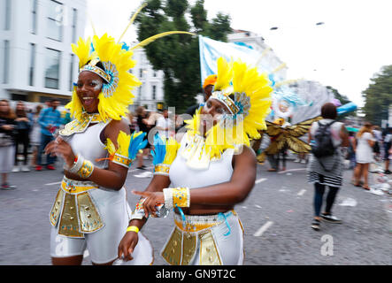 Londra, Regno Unito. 28 Agosto, 2016. Gli artisti interpreti o esecutori partecipare al carnevale di Notting Hill 2016 a Londra il Agosto 28, 2016. Il carnevale di Notting Hill, il più grande festival di strada in Europa, nasce nel 1964 come un modo per comunità afro-caraibica per celebrare la propria cultura e le proprie tradizioni. Credito: Han Yan/Xinhua/Alamy Live News Foto Stock