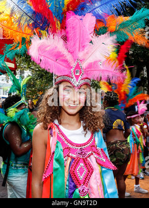 Londra, Regno Unito. 28 Agosto, 2016. Un esecutore partecipa al carnevale di Notting Hill 2016 a Londra il Agosto 28, 2016. Il carnevale di Notting Hill, il più grande festival di strada in Europa, nasce nel 1964 come un modo per comunità afro-caraibica per celebrare la propria cultura e le proprie tradizioni. Credito: Han Yan/Xinhua/Alamy Live News Foto Stock