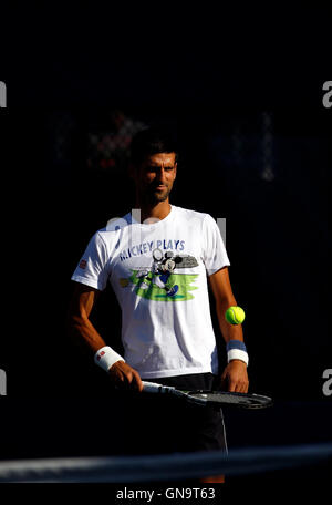 New York, Stati Uniti. 28 Agosto, 2016. Novak Djokovic durante una sessione di prove libere di Domenica, 28 agosto, presso il National Tennis Center in Flushing Meadows di New York. Djokovic è stata la pratica per gli Stati Uniti Aprire i campionati di tennis che inizia il lunedì, Agosto 29th. Credito: Adam Stoltman/Alamy Live News Foto Stock