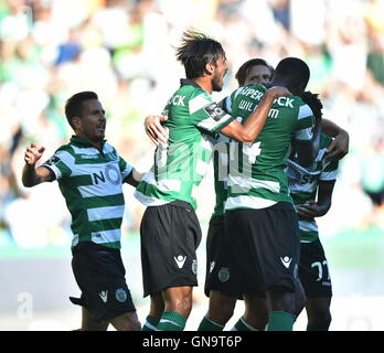 Lisbona, Portogallo. 28 Agosto, 2016. Sporting i giocatori di celebrare durante una partita del terzo round del campionato portoghese tra Sporting CP e FC Porto di Lisbona, la capitale del Portogallo, e il agosto 28, 2016. Sporting CP ha vinto 2-1. Credito: Zhang Liyun/Xinhua/Alamy Live News Foto Stock