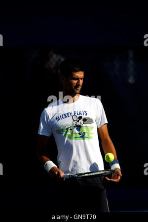 New York, Stati Uniti. 28 Agosto, 2016. Novak Djokovic durante una sessione di prove libere di Domenica, 28 agosto, presso il National Tennis Center in Flushing Meadows di New York. Djokovic è stata la pratica per gli Stati Uniti Aprire i campionati di tennis che inizia il lunedì, Agosto 29th. Credito: Adam Stoltman/Alamy Live News Foto Stock