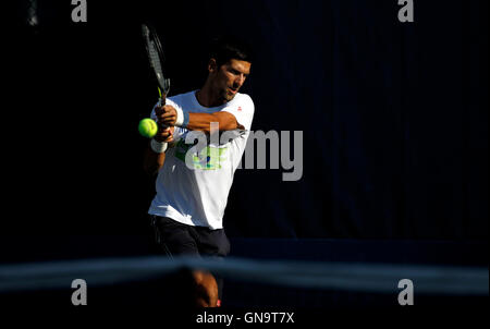 New York, Stati Uniti. 28 Agosto, 2016. Novak Djokovic durante una sessione di prove libere di Domenica, 28 agosto, presso il National Tennis Center in Flushing Meadows di New York. Djokovic è stata la pratica per gli Stati Uniti Aprire i campionati di tennis che inizia il lunedì, Agosto 29th. Credito: Adam Stoltman/Alamy Live News Foto Stock