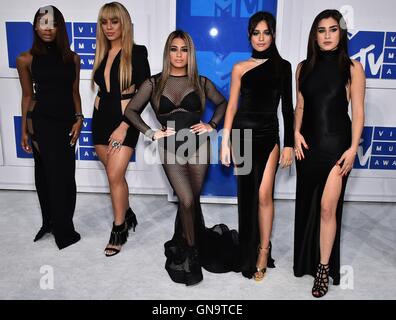 New York, NY, STATI UNITI D'AMERICA. 28 Agosto, 2016. Normandi Kordei, Dina Jane Hansen, alleato Brooke, Camila Cabello, Lauren Jauregui, quinto Armonia presso gli arrivi per 2016 MTV Video Music Awards VMAs - Arrivi 2, Madison Square Garden di New York, NY Agosto 28, 2016. Credito: Steven Ferdman/Everett raccolta/Alamy Live News Foto Stock