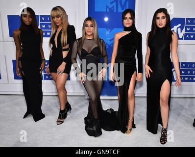 New York, NY, STATI UNITI D'AMERICA. 28 Agosto, 2016. Normandi Kordei, Dina Jane Hansen, alleato Brooke, Camila Cabello, Lauren Jauregui, quinto Armonia presso gli arrivi per 2016 MTV Video Music Awards VMAs - Arrivi 2, Madison Square Garden di New York, NY Agosto 28, 2016. Credito: Steven Ferdman/Everett raccolta/Alamy Live News Foto Stock