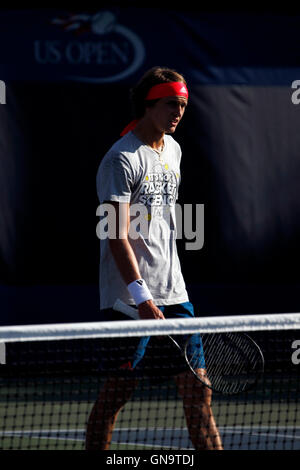 New York, Stati Uniti. 28 Agosto, 2016. 19 enne Alexander Zverev della Germania durante una sessione di prove libere di Domenica, 28 agosto, presso il National Tennis Center in Flushing Meadows di New York. Egli era la pratica per gli Stati Uniti Aprire i campionati di tennis che inizia il lunedì, Agosto 29th. Credito: Adam Stoltman/Alamy Live News Foto Stock