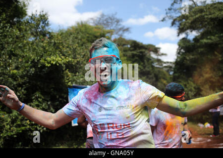 Nairobi, in Kenya. 28 Agosto, 2016. Un runner partecipa al Colour Run a Nairobi, capitale del Kenya, e il agosto 28, 2016. Il Colour Run, noto come 'Felice 5km sul pianeta", è stato tenuto a Nairobi la domenica. In un tipico colore eseguire gara, i partecipanti saranno in grado di finire coperto di una miscela di polveri colorate realizzate da amido di mais. Credito: Pan Siwei/Xinhua/Alamy Live News Foto Stock