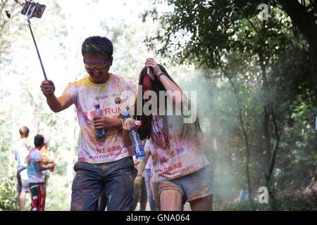 Nairobi, in Kenya. 28 Agosto, 2016. I corridori partecipano il colore eseguire a Nairobi, capitale del Kenya, e il agosto 28, 2016. Il Colour Run, noto come 'Felice 5km sul pianeta", è stato tenuto a Nairobi la domenica. In un tipico colore eseguire gara, i partecipanti saranno in grado di finire coperto di una miscela di polveri colorate realizzate da amido di mais. Credito: Pan Siwei/Xinhua/Alamy Live News Foto Stock