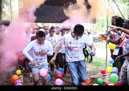 Nairobi, in Kenya. 28 Agosto, 2016. I corridori partecipano il colore eseguire a Nairobi, capitale del Kenya, e il agosto 28, 2016. Il Colour Run, noto come 'Felice 5km sul pianeta", è stato tenuto a Nairobi la domenica. In un tipico colore eseguire gara, i partecipanti saranno in grado di finire coperto di una miscela di polveri colorate realizzate da amido di mais. Credito: Pan Siwei/Xinhua/Alamy Live News Foto Stock