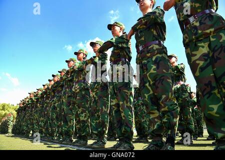 Changchun, la Cina della provincia di Jilin. Il 29 agosto, 2016. Matricole prendere parte a un addestramento militare presso l Università di Jilin a Changchun, capitale del nord-est della Cina di provincia di Jilin, il 29 agosto 2016. Credito: Xu Chang/Xinhua/Alamy Live News Foto Stock