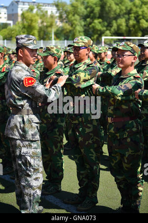 Changchun, la Cina della provincia di Jilin. Il 29 agosto, 2016. Matricole prendere parte a un addestramento militare presso l Università di Jilin a Changchun, capitale del nord-est della Cina di provincia di Jilin, il 29 agosto 2016. Credito: Xu Chang/Xinhua/Alamy Live News Foto Stock