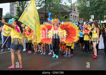 Londra, Inghilterra, Regno Unito, 28 agosto 2016 : una grande folla assistere alla sfilata il giorno dei bambini con molti costumi colorati sul display come il carnevale di Notting Hill il kick-off Foto Stock