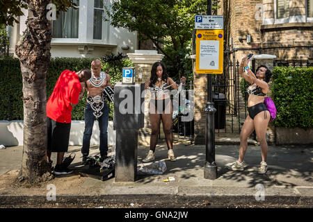 Londra, Regno Unito. Il 29 agosto 2016. I ballerini di Samba ottenere pronto. Carnevale di Notting Hill su lunedì festivo. In Europa il più grande festival di strada porta migliaia sulla strada a parte Credito: Guy Corbishley / Alamy Live News Foto Stock