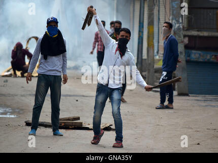 Srinagar Kashmir. 29 Agosto, 2016. Kashmir manifestanti si scontrano con la polizia indiana durante una manifestazione di protesta a Srinagar, dopo il coprifuoco è stato sollevato in alcune parti di Indiano-Kashmir controllata, autorità lunedì sollevato il coprifuoco a più parti di Indiano-Kashmir controllata. La valle è bloccata per 52 giorno di oggi. Aziende e negozi sono rimaste chiuse per protestare contro la regola di indiani. Credito: Muzamil Mattoo/Alamy Live News Foto Stock