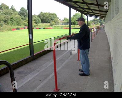 Glasgow, Scotland, Regno Unito 29 agosto 2016. Drumchapel amatoriale F.C.privided le umili origini di sir Alex Ferguson, David Moyes e Andy Gray ancora giocare al Parco Glenhead, Duntocher. Un interessante contrasto con gli stadi si è laureato al più tardi nella loro carriera. © Gerard Ferry/Alamy Live News Foto Stock