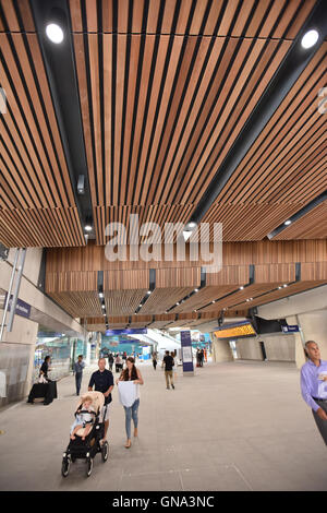 London Bridge, Londra, Regno Unito. Il 29 agosto 2016. Nuovo Piazzale Ponte di Londra apre parzialmente oggi. © Matthew Chattle/Alamy Live Foto Stock