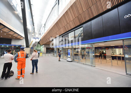 London Bridge, Londra, Regno Unito. Il 29 agosto 2016. Nuovo Piazzale Ponte di Londra apre parzialmente oggi. © Matthew Chattle/Alamy Live Foto Stock