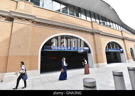 London Bridge, Londra, Regno Unito. Il 29 agosto 2016. Nuovo Piazzale Ponte di Londra apre parzialmente oggi. © Matthew Chattle/Alamy Live Foto Stock