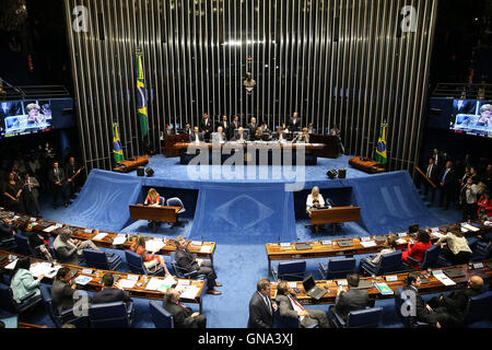 Brasilia. Il 29 agosto, 2016. Foto scattata su agosto 29, 2016 mostra un senato impeachment prova svolta a Brasilia, Brasile. Leader brasiliano Dilma Rousseff, eletto due volte presidente come il candidato di un inclinate a sinistra alliance guidata dal Partito dei lavoratori (PT), subirà uno dei momenti più critici della sua carriera politica. Credito: Li Ming/Xinhua/Alamy Live News Foto Stock