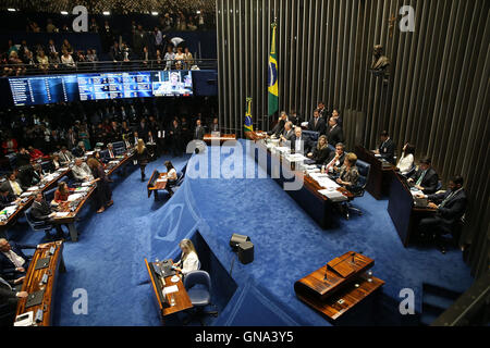 Brasilia. Il 29 agosto, 2016. Foto scattata su agosto 29, 2016 mostra un senato impeachment prova svolta a Brasilia, Brasile. Leader brasiliano Dilma Rousseff, eletto due volte presidente come il candidato di un inclinate a sinistra alliance guidata dal Partito dei lavoratori (PT), subirà uno dei momenti più critici della sua carriera politica. Credito: Li Ming/Xinhua/Alamy Live News Foto Stock