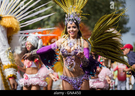 Paraiso Scuola di Samba in esecuzione il carnevale di Notting Hill parade, 29 agosto 2016. Foto Stock