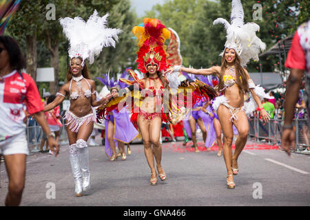 Paraiso Scuola di Samba in esecuzione il carnevale di Notting Hill parade, 29 agosto 2016. Foto Stock