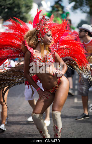 Paraiso Scuola di Samba in esecuzione il carnevale di Notting Hill parade, 29 agosto 2016. Foto Stock