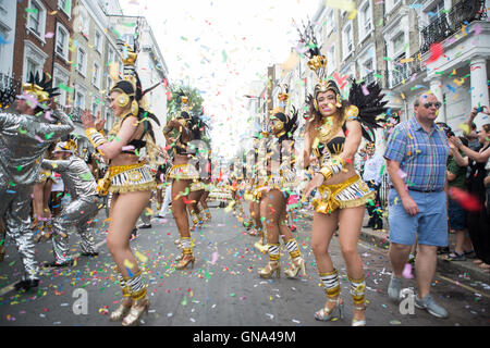 Paraiso Scuola di Samba in esecuzione il carnevale di Notting Hill parade, 29 agosto 2016. Foto Stock