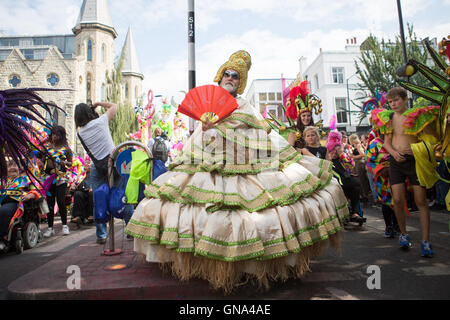 Paraiso Scuola di Samba in esecuzione il carnevale di Notting Hill parade, 29 agosto 2016. Foto Stock