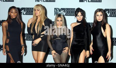 New York, New York, Stati Uniti d'America. 28 Agosto, 2016. I membri del quinto armonia, NORMANDI KORDEI, Dina JANE HANSEN, alleato BROOKE, CAMILA CABELLO e LAUREN JAUREGUI comportano per le foto in sala stampa al 2016 MTV Video Music Awards che si è tenuto presso il Madison Square Garden. Credito: Nancy Kaszerman/ZUMA filo/Alamy Live News Foto Stock