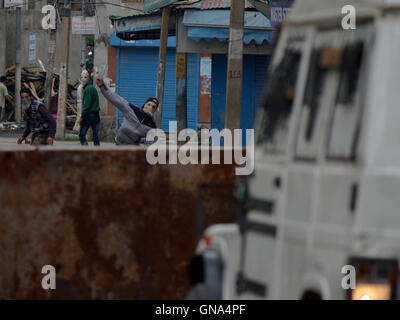 Srinagar Kashmir. 29 Agosto, 2016. I giovani si scontrano con la polizia indiana durante una manifestazione di protesta a Srinagar, dopo il coprifuoco è stato sollevato in alcune parti di Indiano-Kashmir controllata, autorità lunedì sollevato il coprifuoco a più parti di Indiano-Kashmir controllata. La valle è bloccata per 52 giorno di oggi. Aziende e negozi sono rimaste chiuse per protestare contro la regola di indiani. Credito: Muzamil Mattoo/Alamy Live News Foto Stock