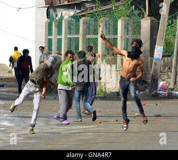 Srinagar Kashmir. 29 Agosto, 2016. I giovani si scontrano con la polizia indiana durante una manifestazione di protesta a Srinagar, dopo il coprifuoco è stato sollevato in alcune parti di Indiano-Kashmir controllata, autorità lunedì sollevato il coprifuoco a più parti di Indiano-Kashmir controllata. La valle è bloccata per 52 giorno di oggi. Aziende e negozi sono rimaste chiuse per protestare contro la regola di indiani. Credito: Muzamil Mattoo/Alamy Live News Foto Stock