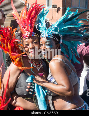 Leeds, Regno Unito. 29 Agosto, 2016. Ballerini e musicisti in costumi colorati a Leeds il Carnevale 2016 Foto Stock