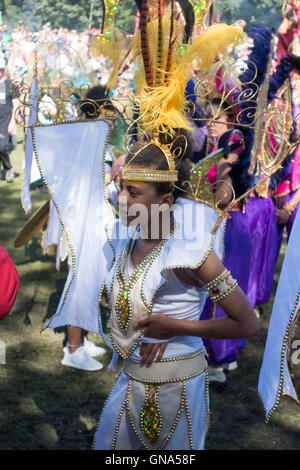 Leeds, Regno Unito. 29 Agosto, 2016. Ballerini e musicisti in costumi colorati a Leeds il Carnevale 2016 Foto Stock