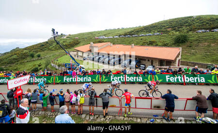 Covadonga, Spagna. 29 Agosto, 2016. Maxime Monfort (Lotto Soudal), Kenny Elissinde (Ag2R La Mondiale) e Kevin Reza (FDJ) terminare la decima tappa della corsa di ciclismo de 'La Vuelta a España " (Tour di Spagna) tra Lugones e laghi di Covadonga ad Agosto 29, 2016 a Covadonga, Spagna. Credito: David Gato/Alamy Live News Foto Stock