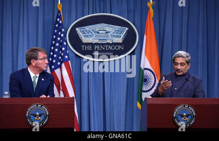 Washington, DC, Stati Uniti d'America. Il 29 agosto, 2016. Stati Uniti Il Segretario della Difesa Ash Carter (L) Indiano e il ministro della Difesa Manohar Parrikar partecipare ad una conferenza stampa al Pentagono a Washington, DC, Stati Uniti, il 29 agosto 2016. Stati Uniti e India il lunedì ha firmato un contratto di logistica che consentirà loro di forze militari di utilizzare reciprocamente le basi per la riparazione e il rifornimento dei materiali di consumo. Credito: Yin Bogu/Xinhua/Alamy Live News Foto Stock