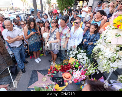 Los Angeles, Stati Uniti d'America. Il 29 agosto, 2016. Le persone si radunano a Hollywood Walk of Fame stella di Juan Gabriel a Los Angeles, California, Stati Uniti, il 29 agosto 2016. Amato cantante messicano-cantautore Juan Gabriel è morto di un attacco di cuore la domenica all'età di 66 a Los Angeles. Credito: Zhao Hanrong/Xinhua/Alamy Live News Foto Stock